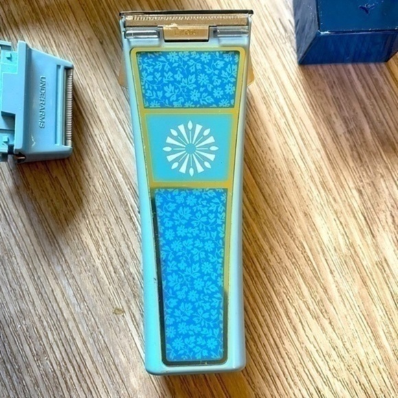 Vintage retro 1970’s deluxe electric razor kit. Excellent combo. Hardly used. - Picture 5 of 5